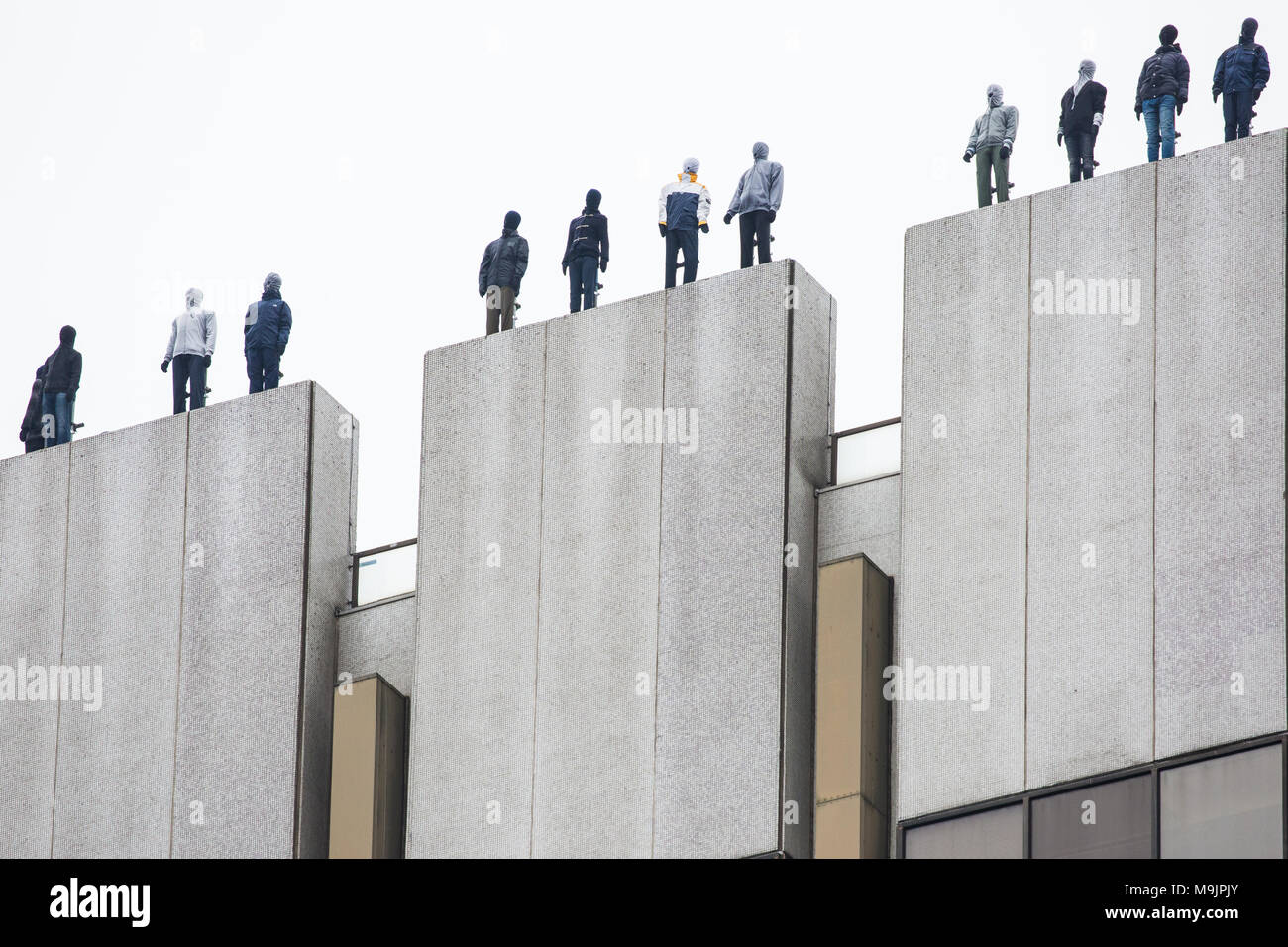 Londra, Regno Unito. Il 27 marzo, 2018. 84 a grandezza naturale le sculture di Mark Jenkins è stato posizionato sulla parte superiore della ITV Centro Televisivo edificio come parte del progetto 84 dalla carità calma (campagna contro vivere miseramente) per rappresentare i 84 uomini che prendere la propria vita nel Regno Unito ogni settimana e in modo da aumentare la consapevolezza dei maschi di suicidio. Il suicidio maschile è il più grande killer di uomini di età inferiore ai 45 nel Regno Unito. Credito: Mark Kerrison/Alamy Live News Foto Stock