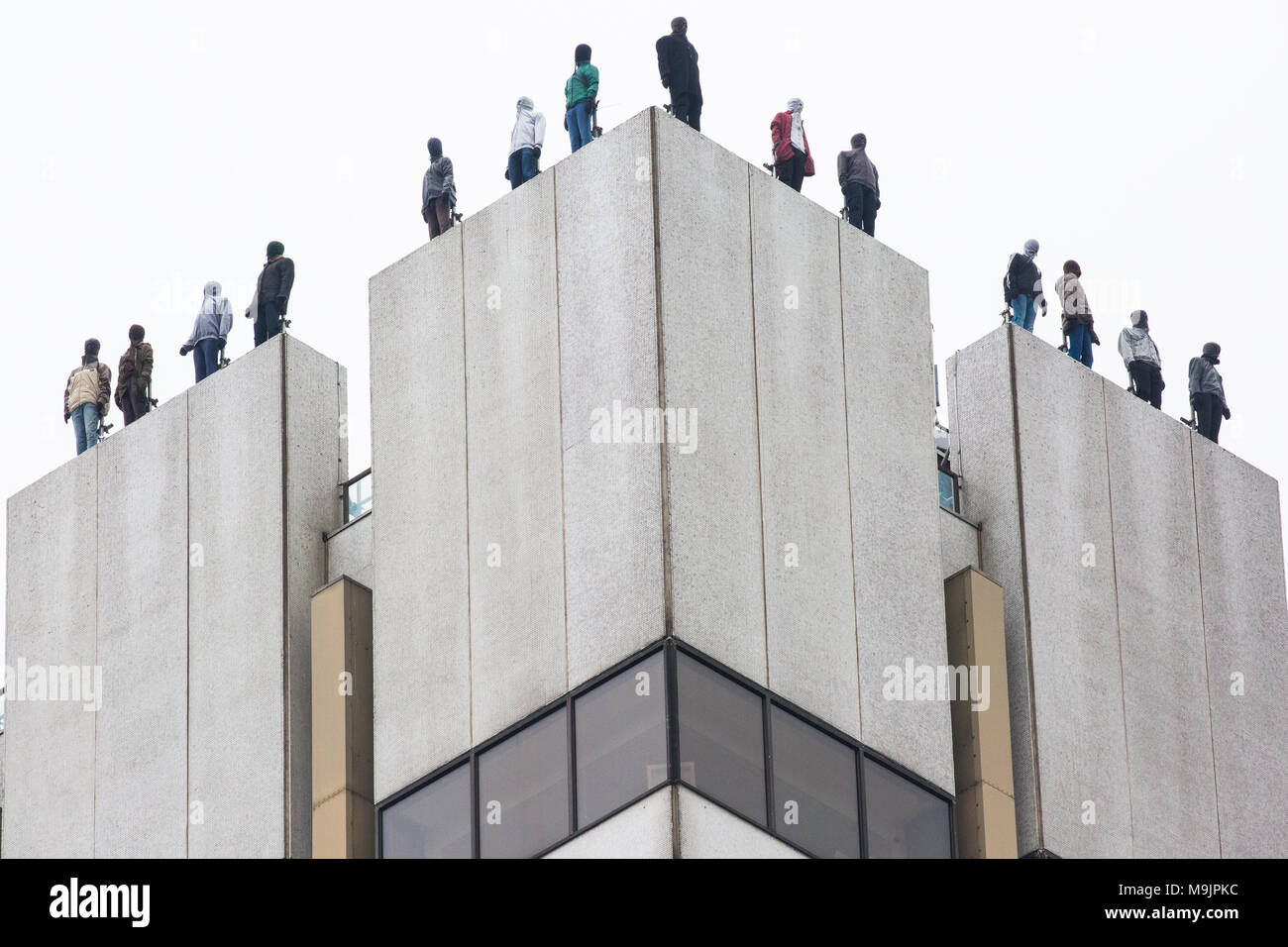 Londra, Regno Unito. Il 27 marzo, 2018. 84 a grandezza naturale le sculture di Mark Jenkins è stato posizionato sulla parte superiore della ITV Centro Televisivo edificio come parte del progetto 84 dalla carità calma (campagna contro vivere miseramente) per rappresentare i 84 uomini che prendere la propria vita nel Regno Unito ogni settimana e in modo da aumentare la consapevolezza dei maschi di suicidio. Il suicidio maschile è il più grande killer di uomini di età inferiore ai 45 nel Regno Unito. Credito: Mark Kerrison/Alamy Live News Foto Stock