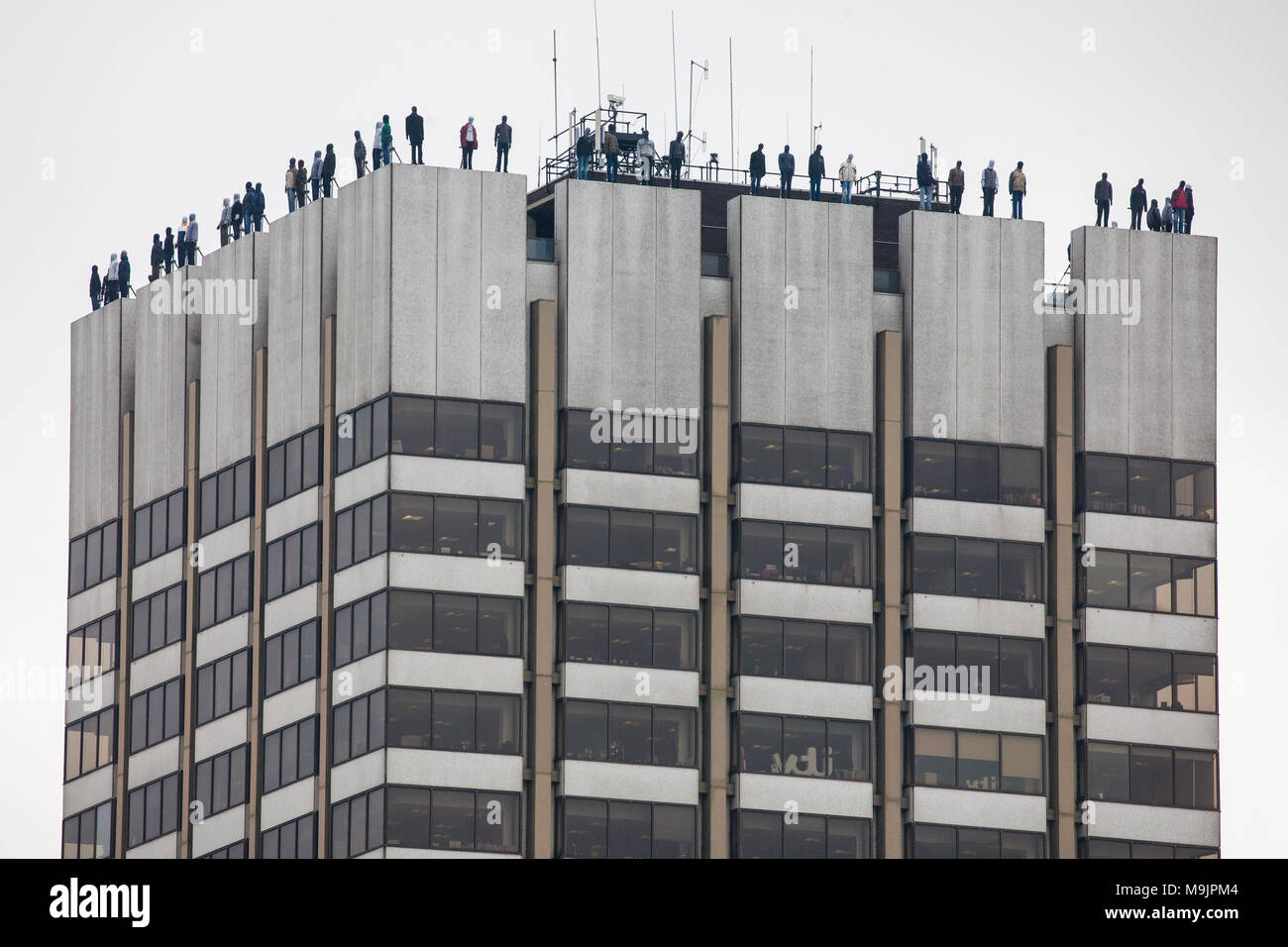 Londra, Regno Unito. Il 27 marzo, 2018. 84 a grandezza naturale le sculture di Mark Jenkins è stato posizionato sulla parte superiore della ITV Centro Televisivo edificio come parte del progetto 84 dalla carità calma (campagna contro vivere miseramente) per rappresentare i 84 uomini che prendere la propria vita nel Regno Unito ogni settimana e in modo da aumentare la consapevolezza dei maschi di suicidio. Il suicidio maschile è il più grande killer di uomini di età inferiore ai 45 nel Regno Unito. Credito: Mark Kerrison/Alamy Live News Foto Stock