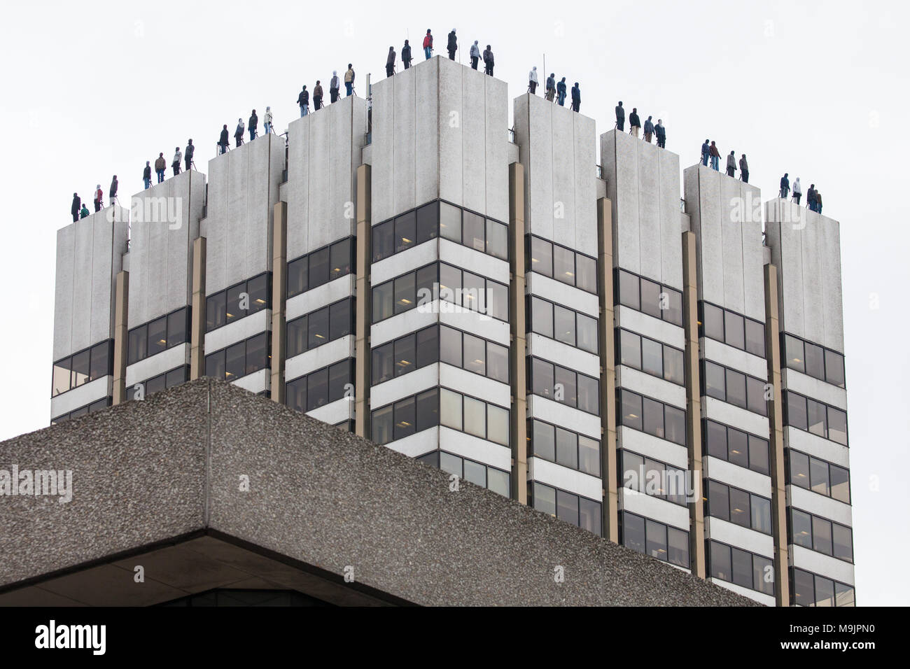 Londra, Regno Unito. Il 27 marzo, 2018. 84 a grandezza naturale le sculture di Mark Jenkins è stato posizionato sulla parte superiore della ITV Centro Televisivo edificio come parte del progetto 84 dalla carità calma (campagna contro vivere miseramente) per rappresentare i 84 uomini che prendere la propria vita nel Regno Unito ogni settimana e in modo da aumentare la consapevolezza dei maschi di suicidio. Il suicidio maschile è il più grande killer di uomini di età inferiore ai 45 nel Regno Unito. Credito: Mark Kerrison/Alamy Live News Foto Stock