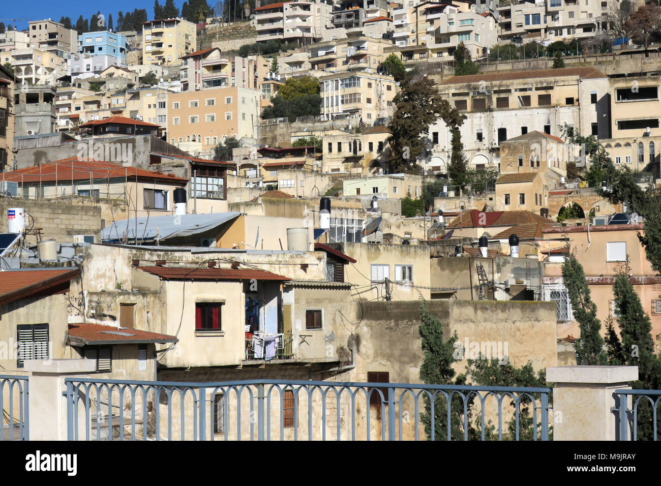 Affollata congestionato quartiere urbano a Nazaret Israele Foto Stock