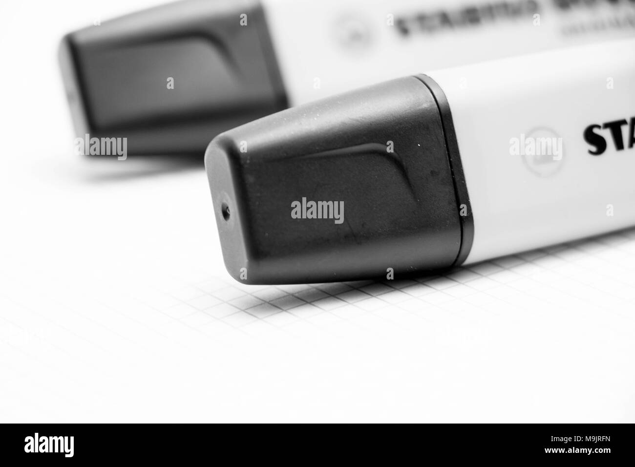 Bianco e nero evidenziatore Stabilo Boss su carta quadrato close up Foto  stock - Alamy