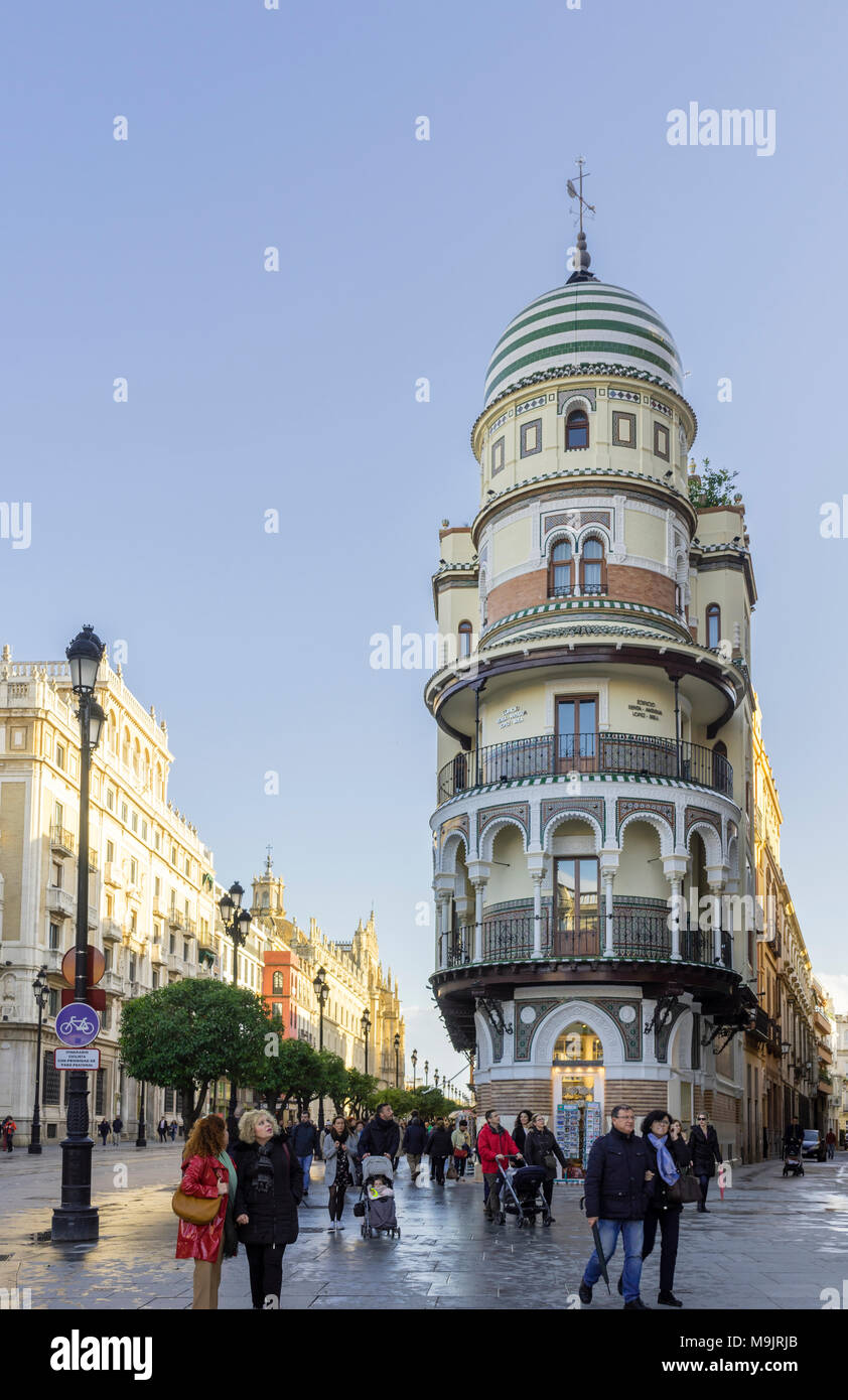 L 'edificio La Adriatica' edificio in Avenida de la constitucion nel centro della città di Siviglia nel 2018, Andalusia, Spagna Foto Stock