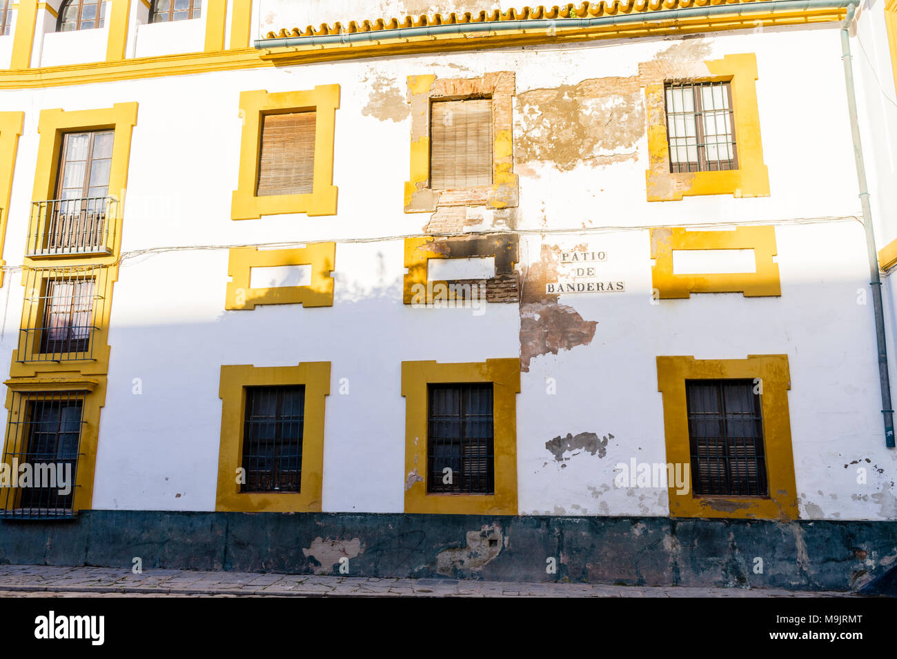 Tipica casa bianca lungo il Patio de Banderas plaza/ cortile nel centro storico di Siviglia, in Andalusia, Spagna Foto Stock