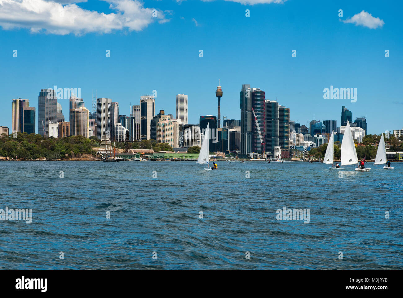 Lo skyline della città di Sydney con barche a vela Foto Stock