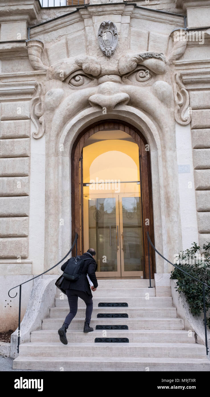 Roma Italia , Palazzetto Zuccari della porta d'ingresso, Via Gregoriana, Federico Zuccari, 1600 dc artista home porta ornamentali Foto Stock