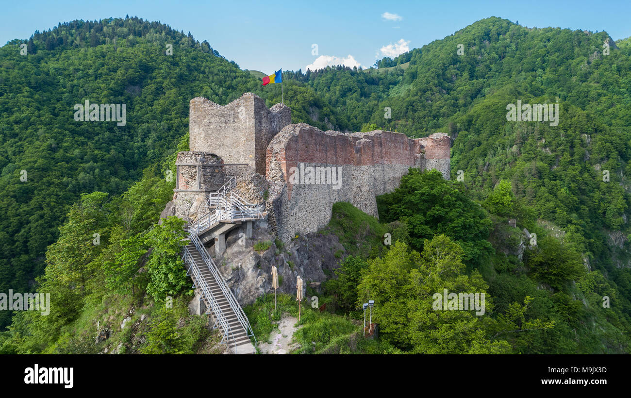 Vista aerea di Poenari rovinato fortezza sul Monte Cetatea in Romania Foto Stock