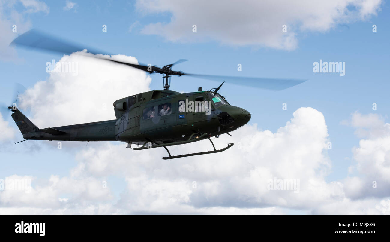 Lt. Gen. GI Tuck, XVIII Air Force commander, partecipa a un ONU-H1 Huey volo durante una missione immersione Marzo 19, 2018 a Fairchild Air Force Base, Washington. Tuck e il suo team hanno visitato gli avieri nei loro ambienti di lavoro per discutere i loro obiettivi, le priorità e le aspettative per il XVIII team AF. (U.S. Air Force foto/Senior Airman Sean Campbell) Foto Stock