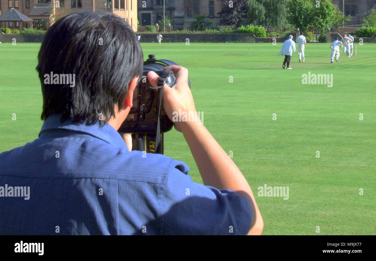 Spettatori w.s.c.c rowan finale della Coppa di Scozia occidentale versi Clydesdale cricket club 23 luglio 2010 partita di cricket Hamilton Crescent, Partick Foto Stock
