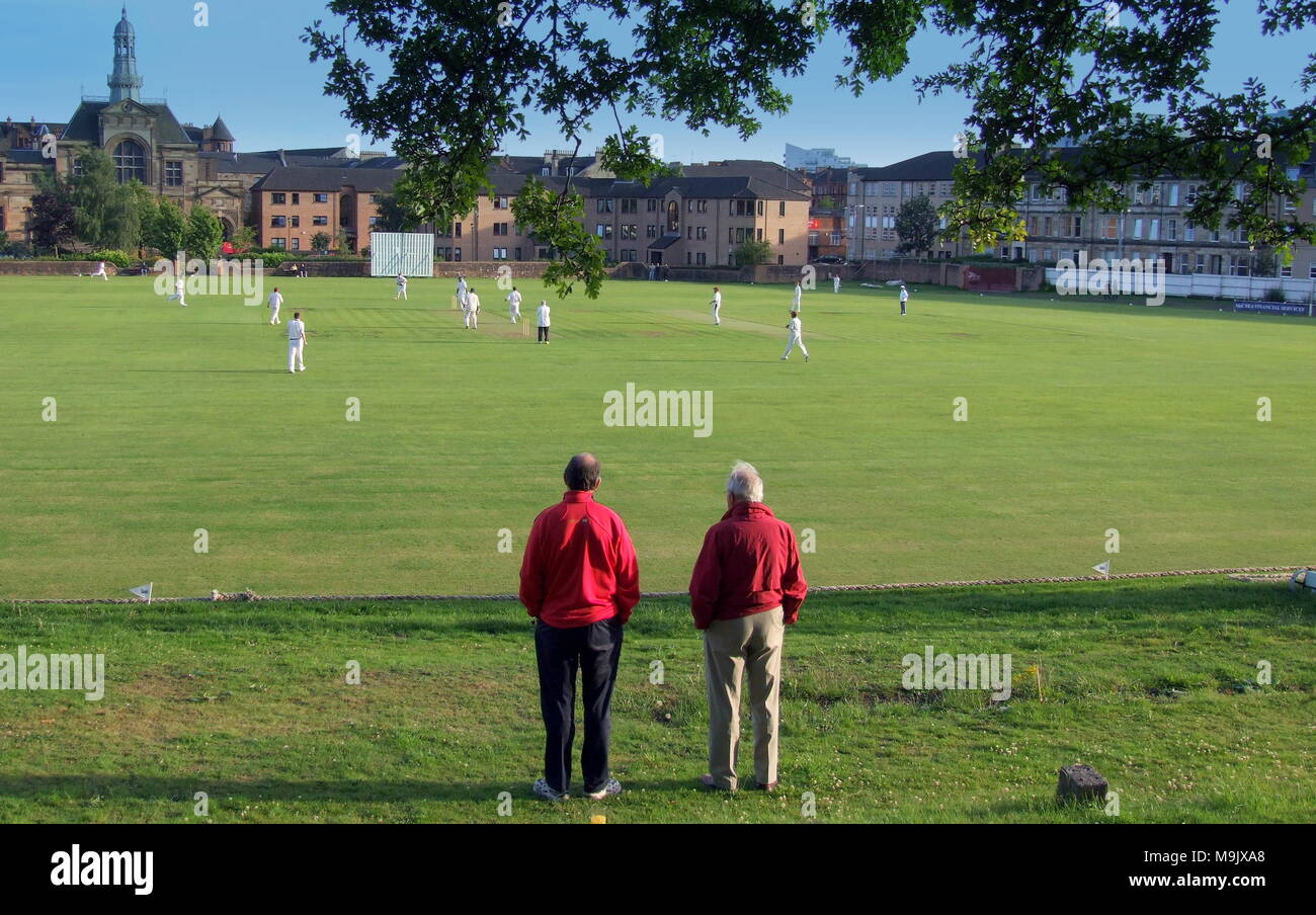 Spettatori w.s.c.c rowan finale della Coppa di Scozia occidentale versi Clydesdale cricket club 23 luglio 2010 partita di cricket Hamilton Crescent, Partick Foto Stock