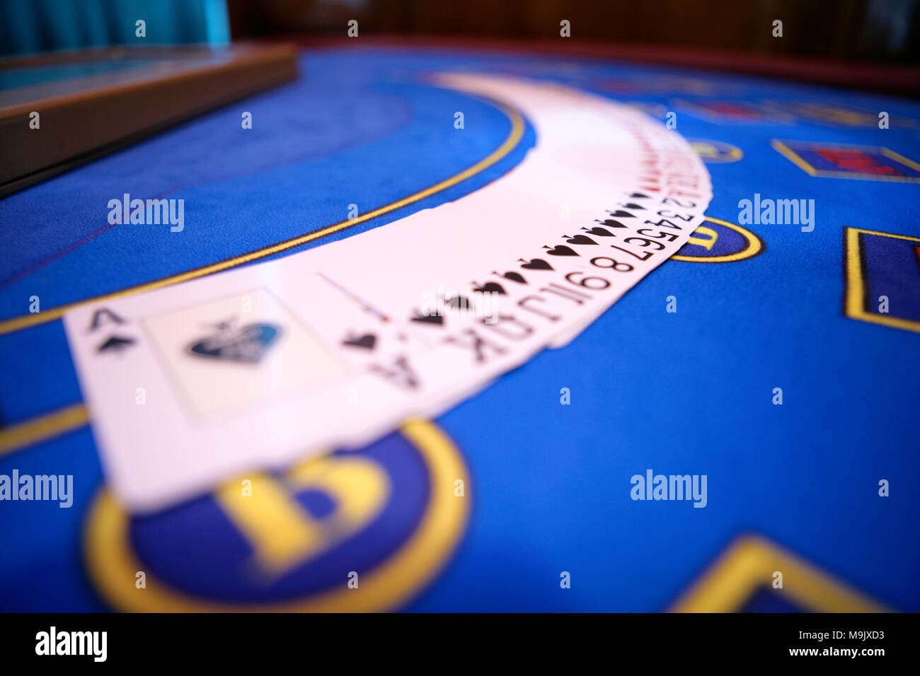 Si diffondono platying carte sul tavolo del casinò Foto Stock