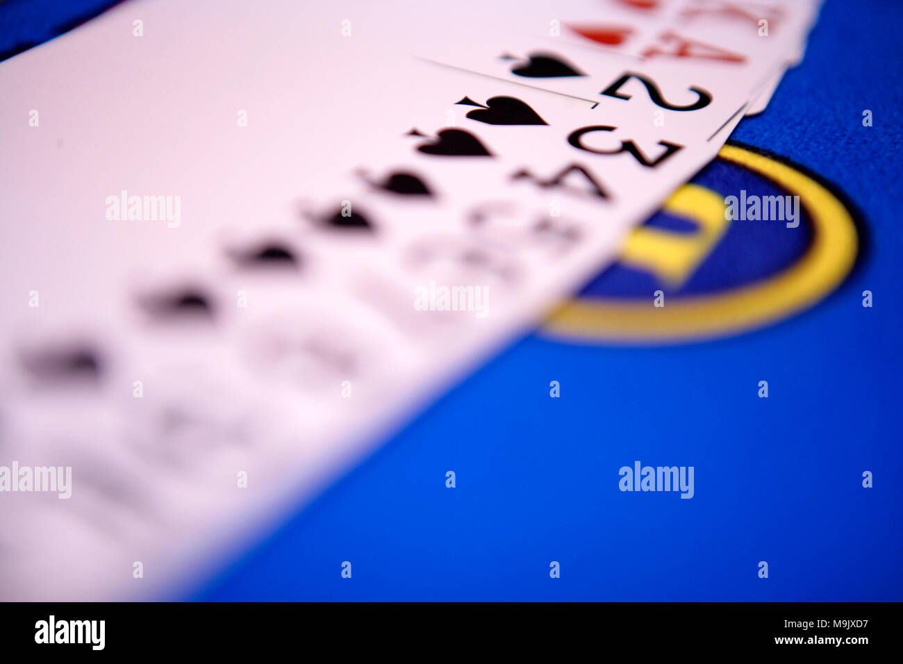 Si diffondono platying carte sul tavolo del casinò Foto Stock