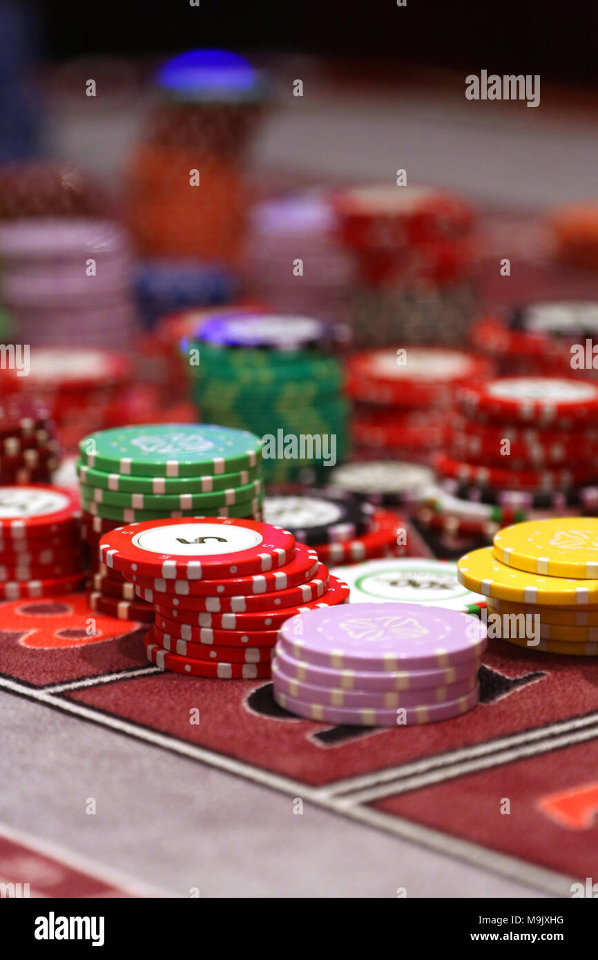 Chip collocato sul tavolo da gioco di casino Foto Stock