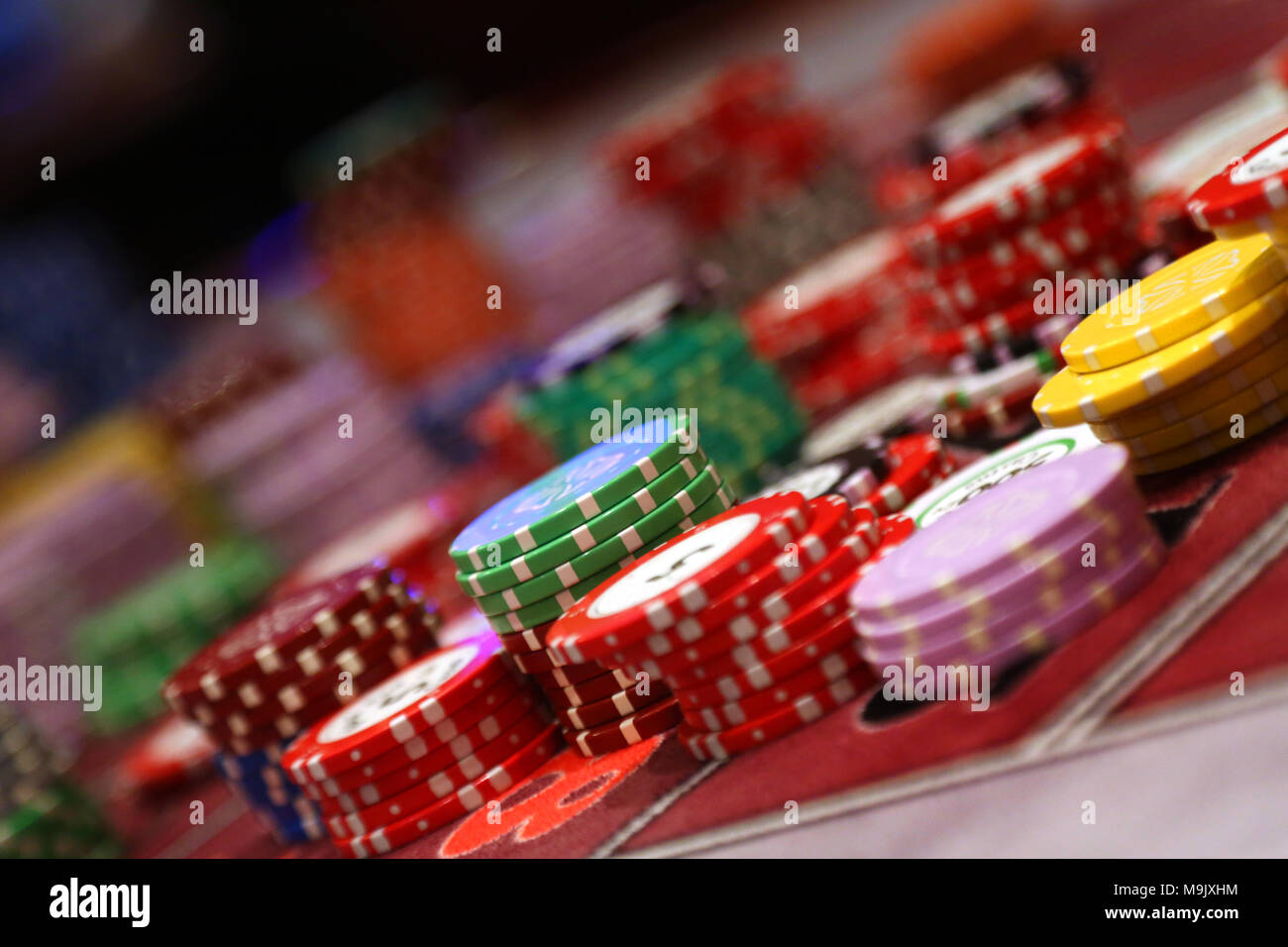 Chip collocato sul tavolo da gioco di casino Foto Stock
