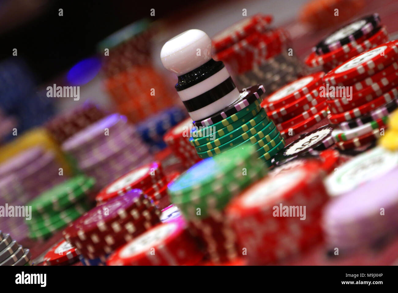 Chip collocato sul tavolo da gioco di casino Foto Stock