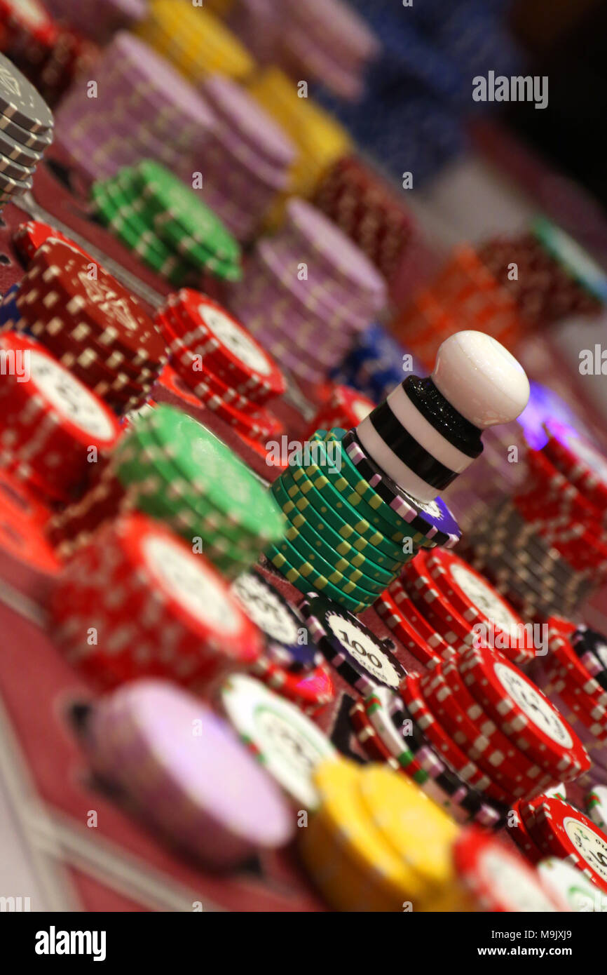 Chip collocato sul tavolo da gioco di casino Foto Stock