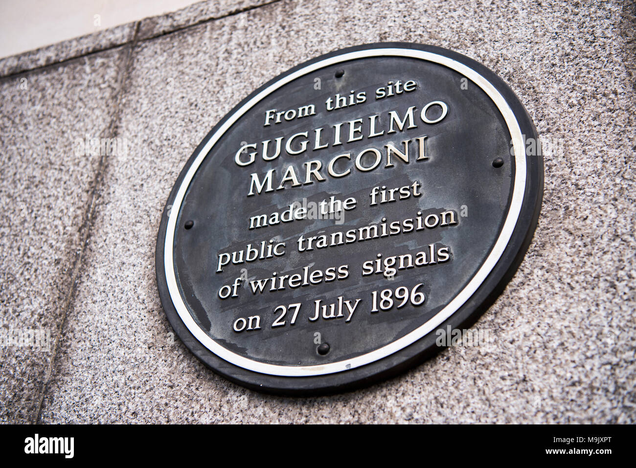 Lapide che ricorda la prima pubblica la trasmissione radio da Guglielmo Marconi a la corrente BT Centre di Londra, England, Regno Unito Foto Stock