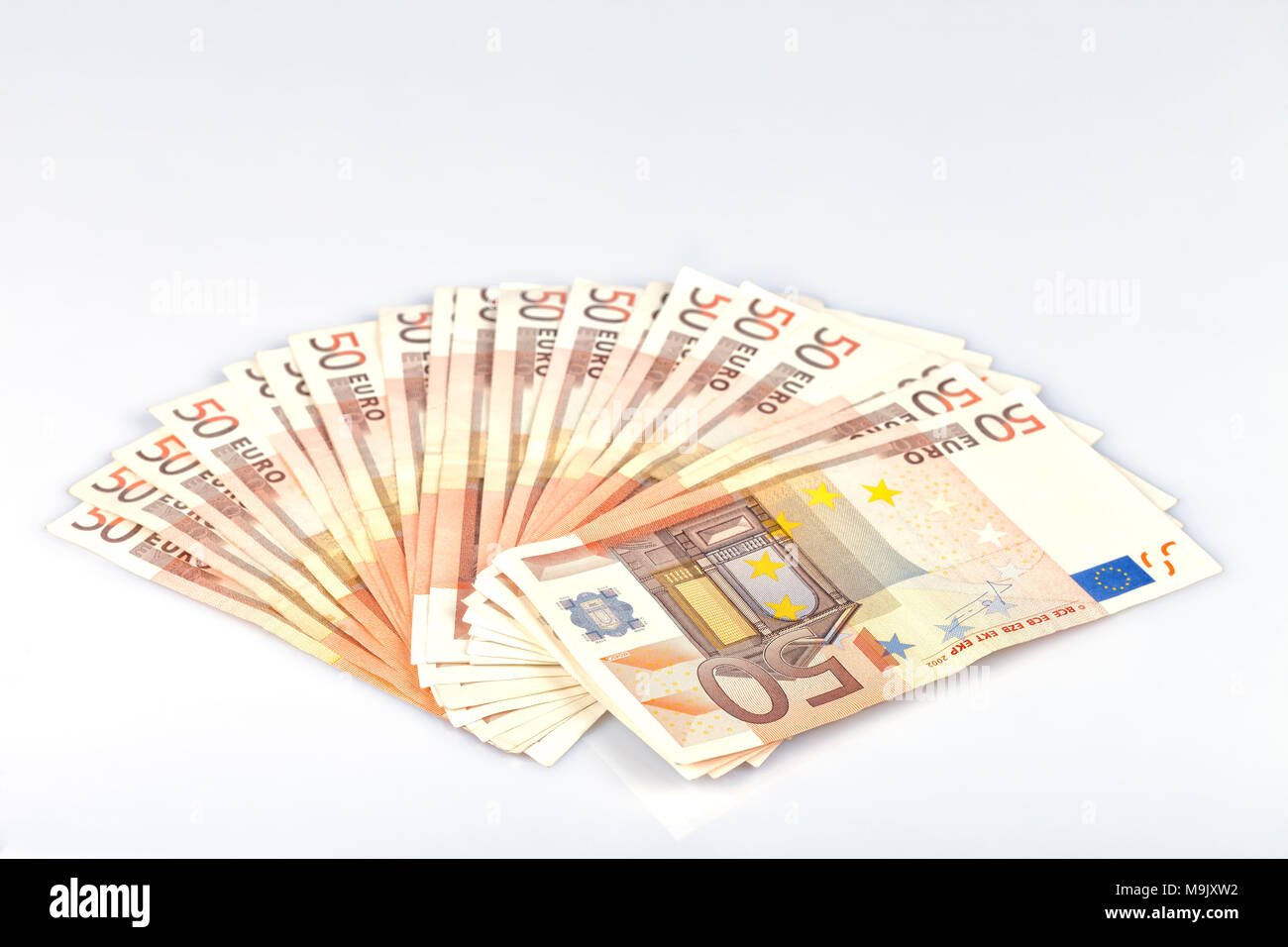 Mille euro in cinquanta note isolati su sfondo bianco. Foto Stock