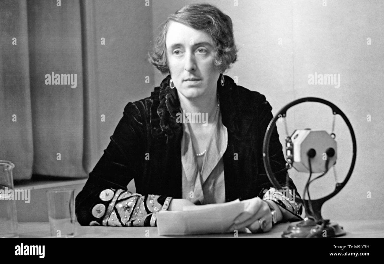 VITA SACKVILLE-WEST (1892-1962) romanziere inglese e poeta la registrazione per la BBC nel 1934 Foto Stock