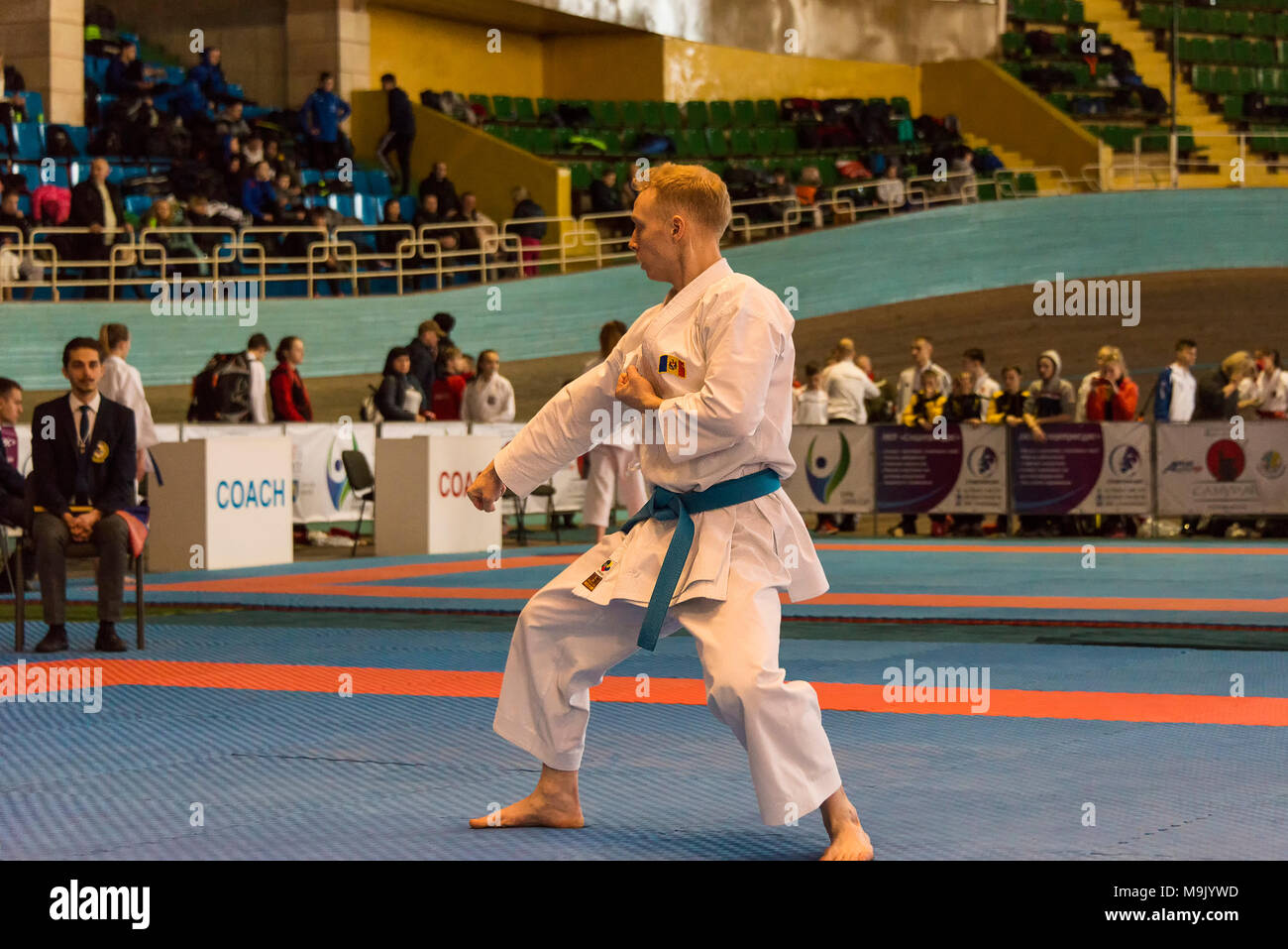 Lviv , Ucraina - Marzo 25, 2018: International open karate cup . Atleta sconosciuto esegue durante la competizione nel complesso sportivo dell'esercito, Foto Stock