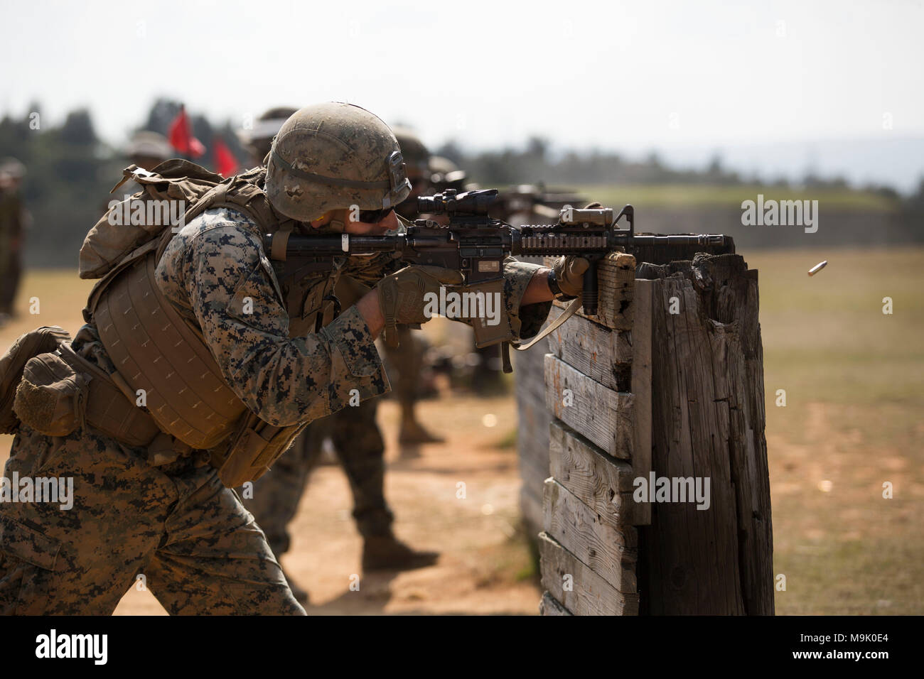CAMP HANSEN, Okinawa, Giappone - un Marine germogli nel corso di un cordiale scambio di precisione di tiro tra il Giappone terra Forza di Autodifesa e U.S. Marines 14 Marzo a bordo di Camp Hansen, Okinawa, in Giappone. Simile a molte unità di combattimento' trapani, la precisione di tiro stazionario trapani valutata una squadra della velocità e precisione, la più grande differenza è stata l'incorporazione dell'aspetto del lavoro di squadra. Lo scambio ha aiutato l'interoperabilità dell'isola dalla costruzione della fiducia attraverso il rispetto e la comprensione reciproca. (U.S Marine foto di Lance Cpl. Tayler P. Schwamb) Foto Stock