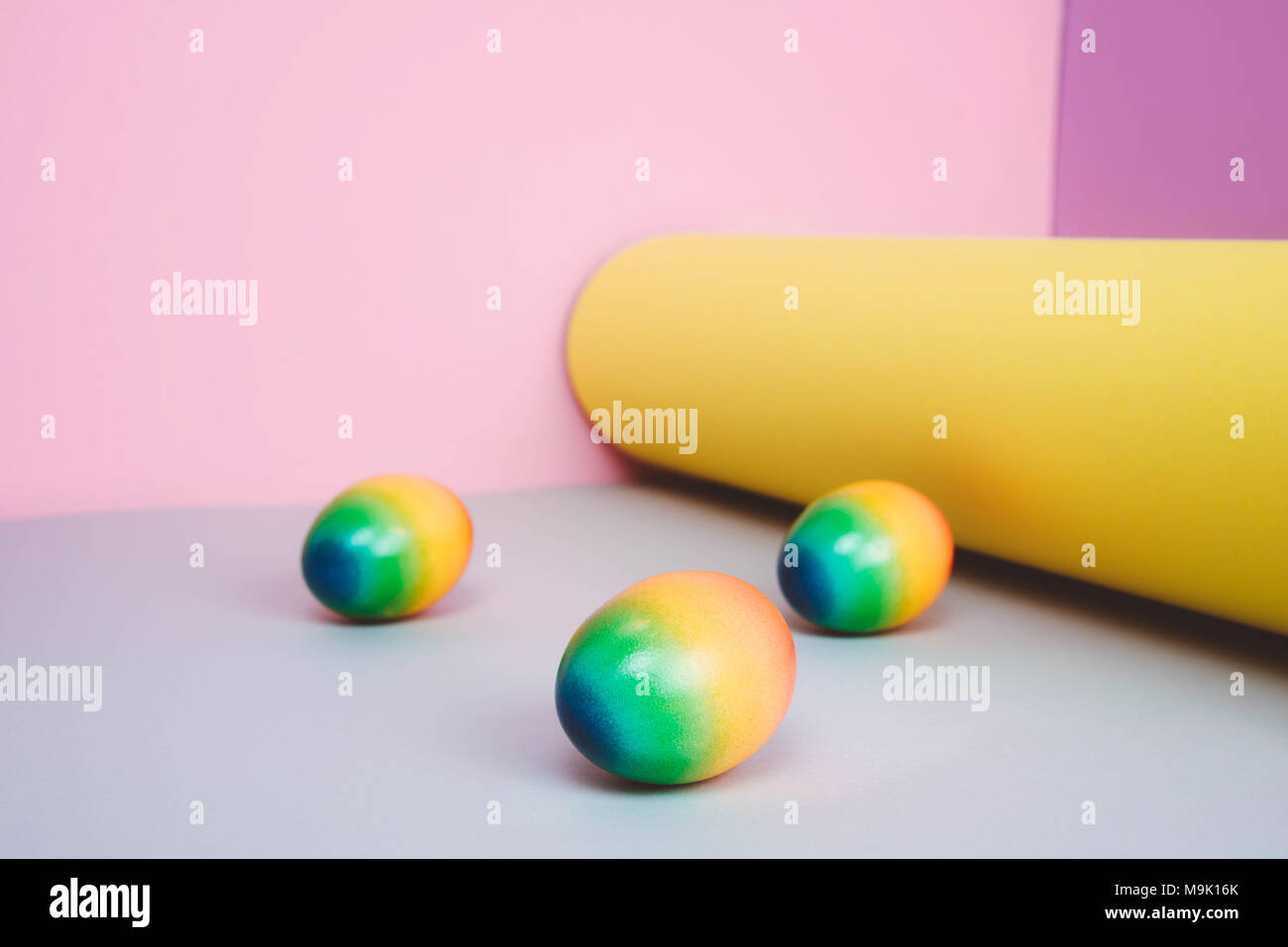 Le uova di pasqua su sfondo color pastello. Foto Stock