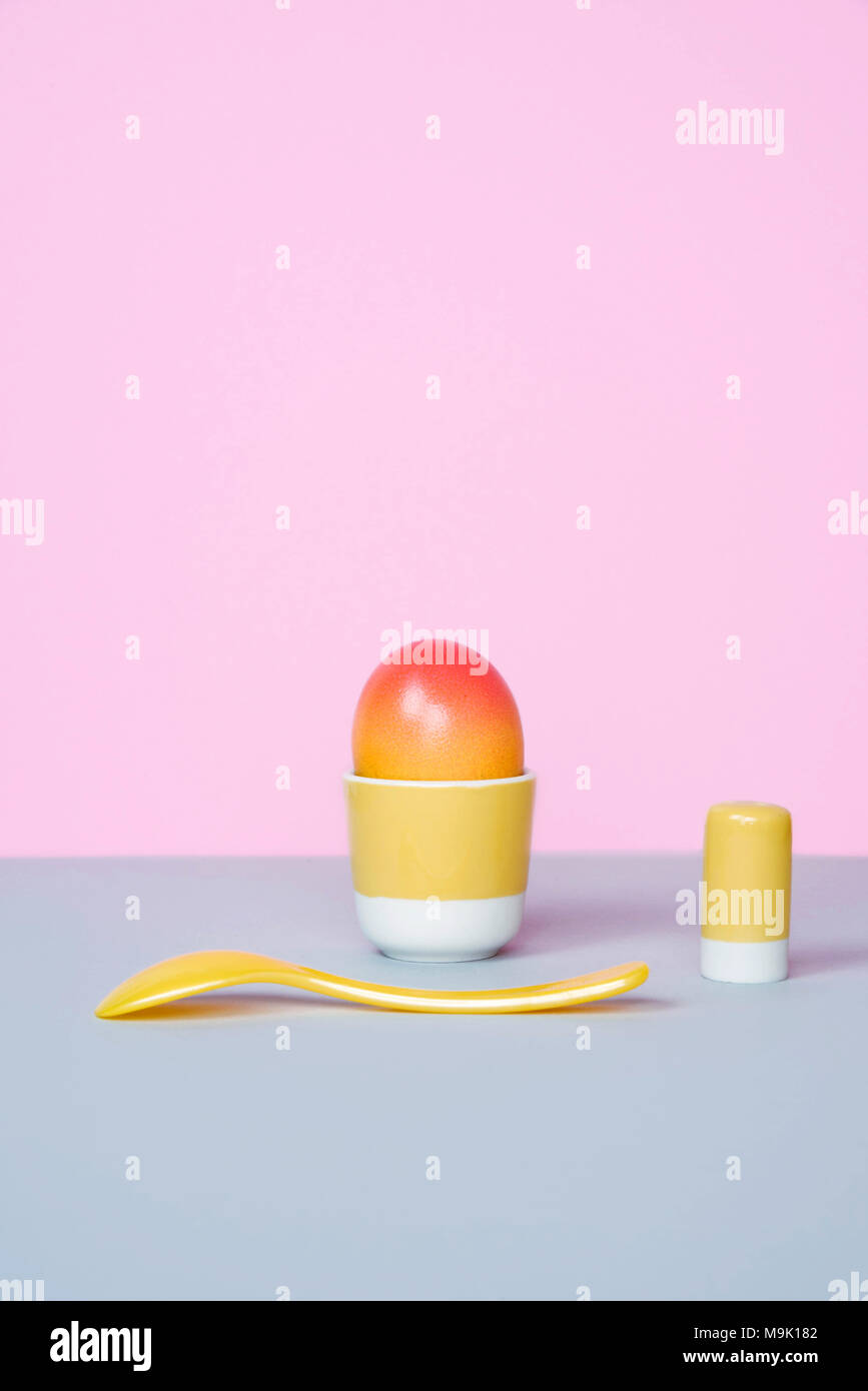 Uovo di Pasqua su sfondo color pastello. Foto Stock