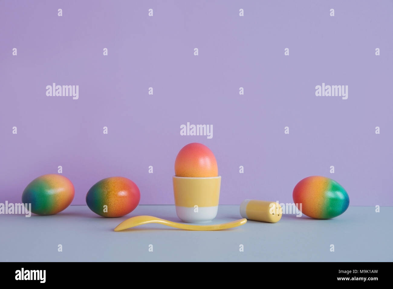 Le uova di pasqua su sfondo color pastello. Foto Stock