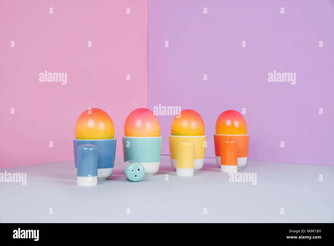 Le uova di pasqua su sfondo color pastello. Foto Stock