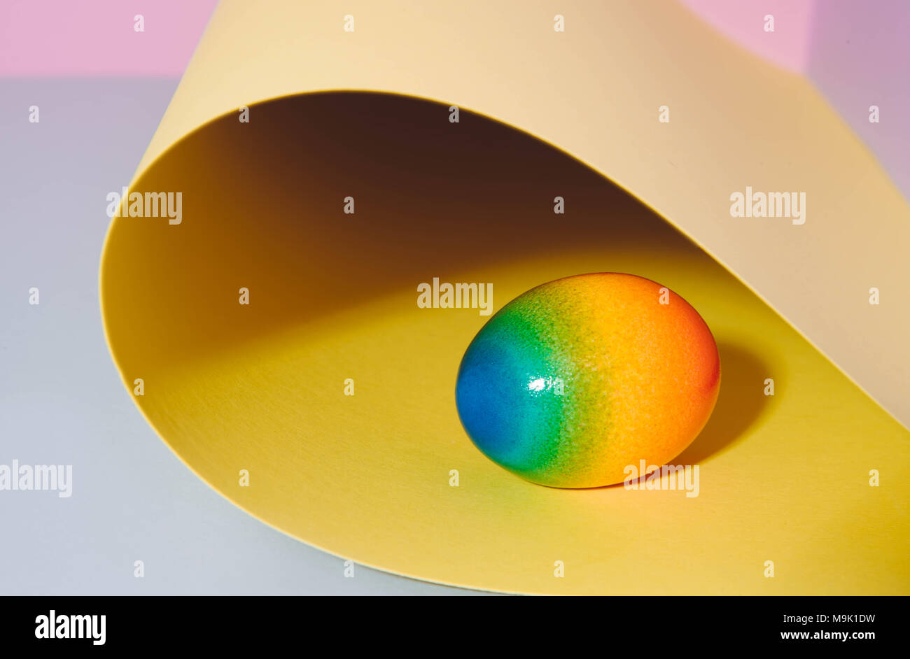 Le uova di pasqua su sfondo color pastello. Foto Stock