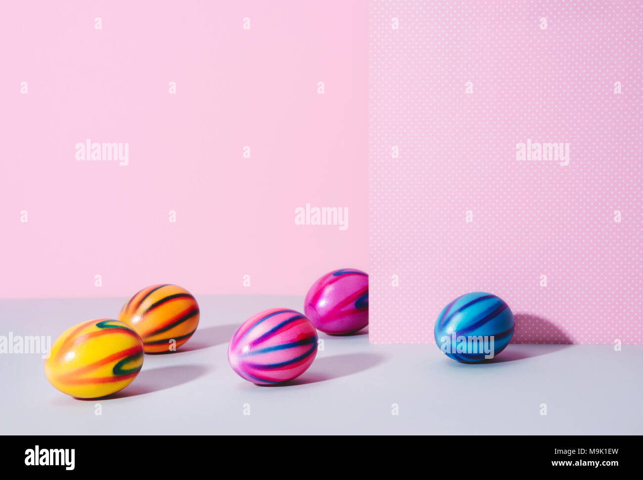 Le uova di pasqua su sfondo color pastello. Foto Stock