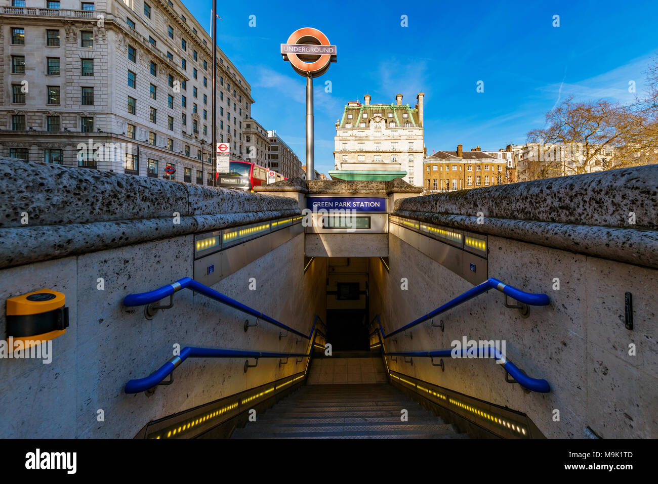LONDON, Regno Unito - 21 Marzo: Green Park tube station ingresso, questa è una delle principali stazioni della metropolitana nella zona centrale di Londra il 21 marzo 2018 Foto Stock