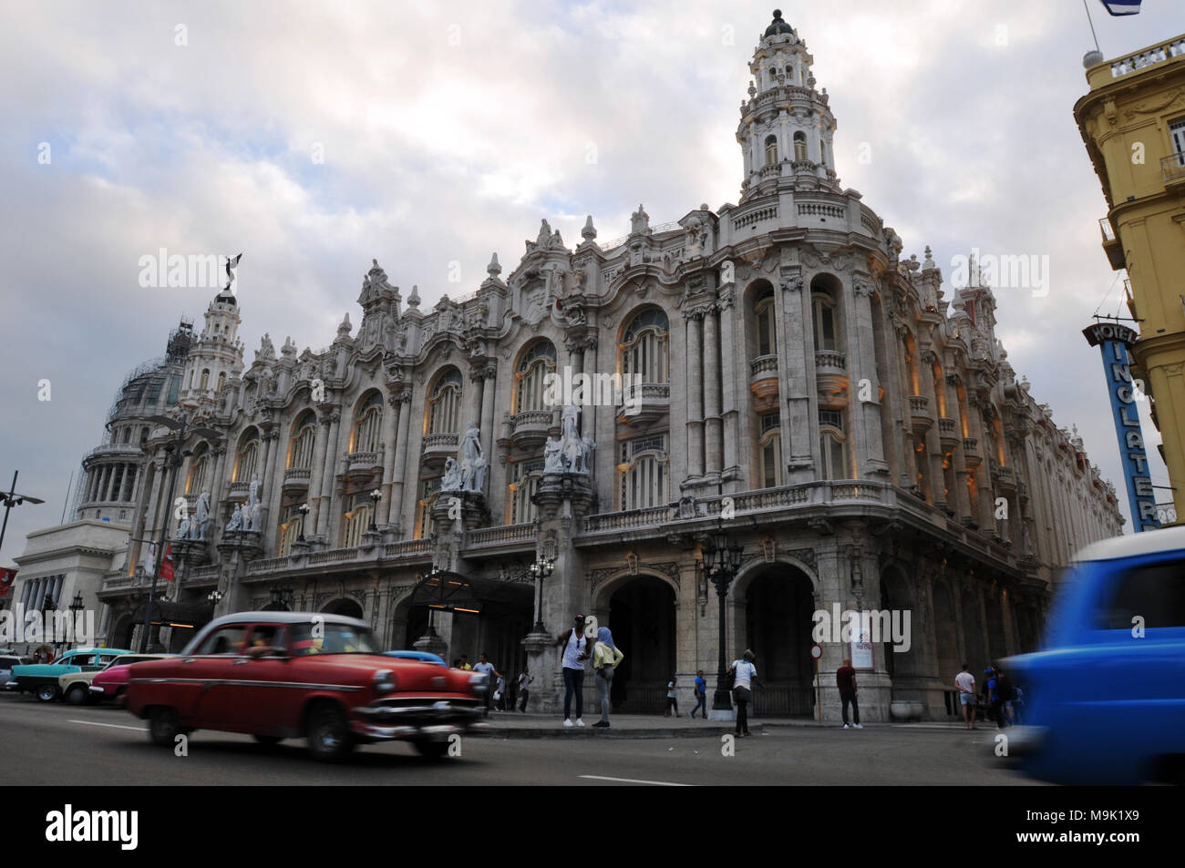 Classic Cars auto lungo il Prado di Havana, Cuba, passato il punto di riferimento al Gran Teatro (grande teatro). Il Capitolio Nacional (Capitol) è a sinistra. Foto Stock