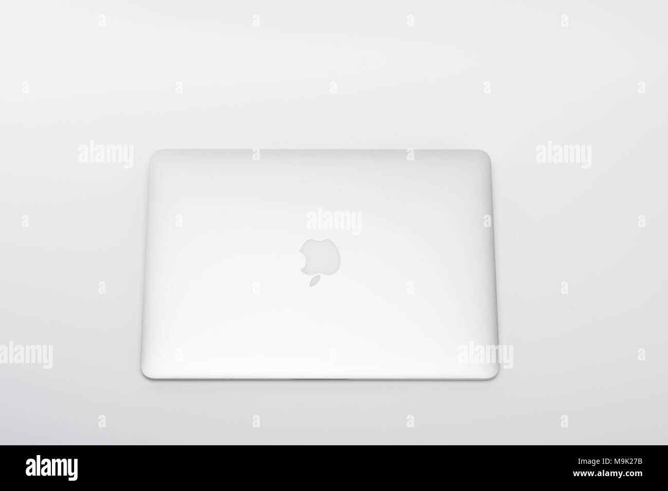 Brnenec, Ceco Republic-June 5, 2016: Chiuso moderno, nuovo portatile  MacBook Air da 13 pollici su sfondo bianco, vista dall'alto. Apple Inc è il  numero uno manufac Foto stock - Alamy