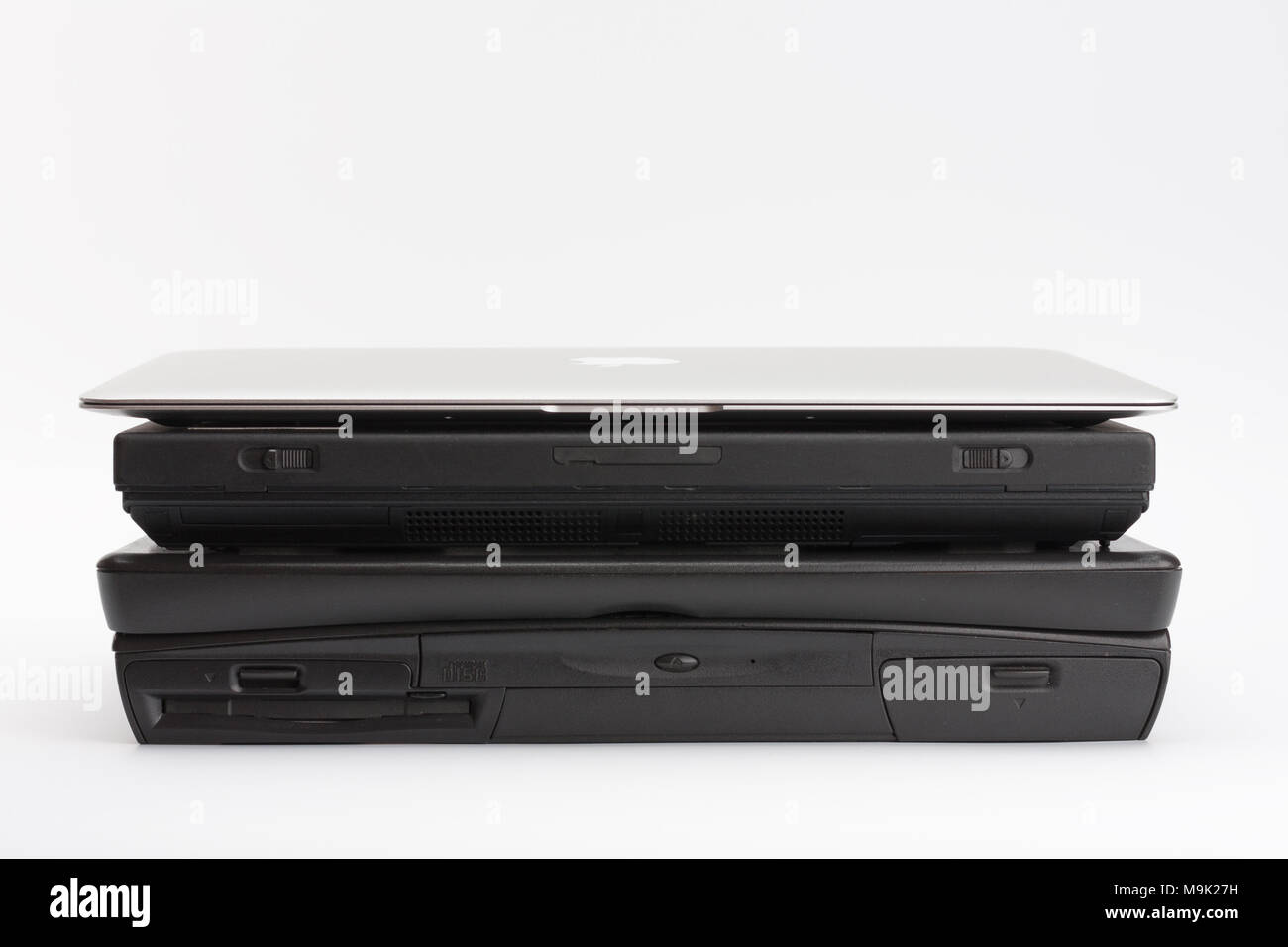 Brnenec, Ceco Republic-June 5, 2016: confronto di notebook HP Compaq Armada  1750 (1999), IBM ThinkPad T23 (2002) e il MacBook Air di Apple (2015) ,  pres Foto stock - Alamy