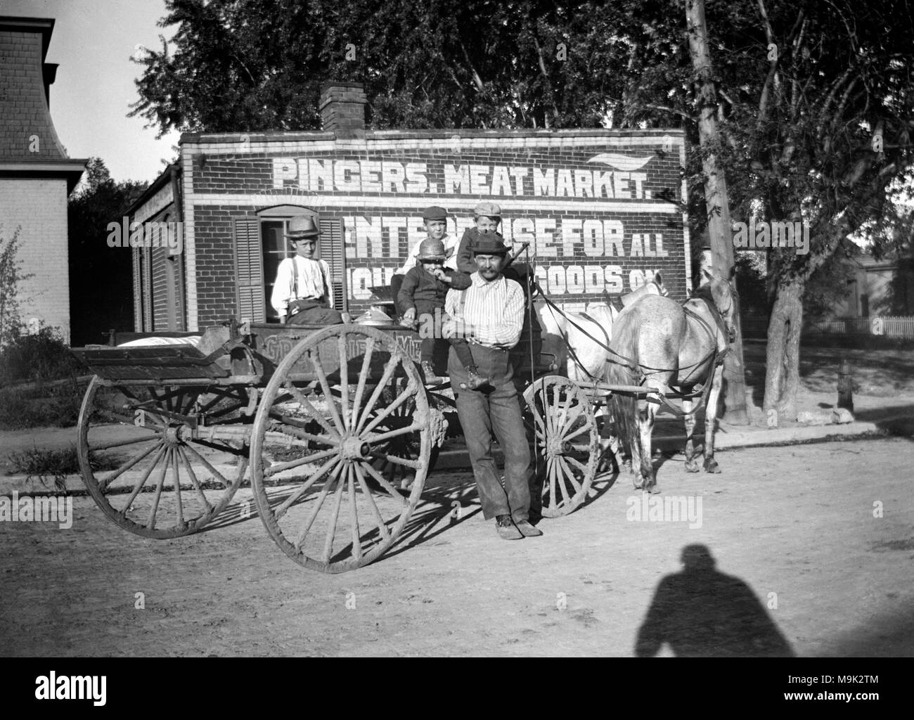 Padre e figli sono al mercato della carne per un pick-up. Eventualmente in Missouri, ca. 1890s. Foto Stock