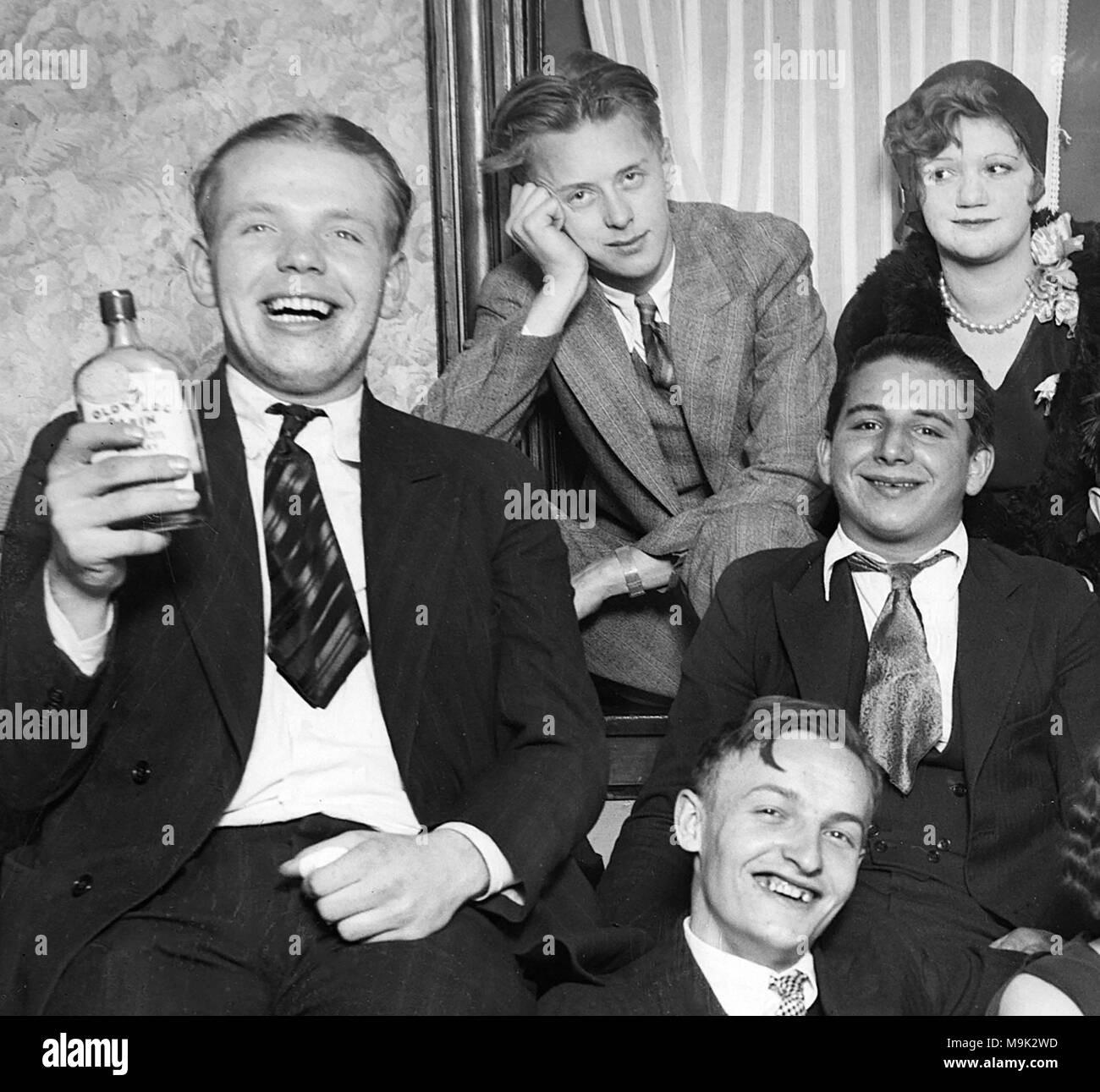 I giovani Bevono whiskey bootleg denominata "Old Log Cabin" durante il proibizionismo a Chicago nel 1927. "Old Log Cabin" è stato Canadian Club whisky importato da gangster Al Capone e Bugs Moran poi rebottled e distribuito nella zona di Chicago. Foto Stock