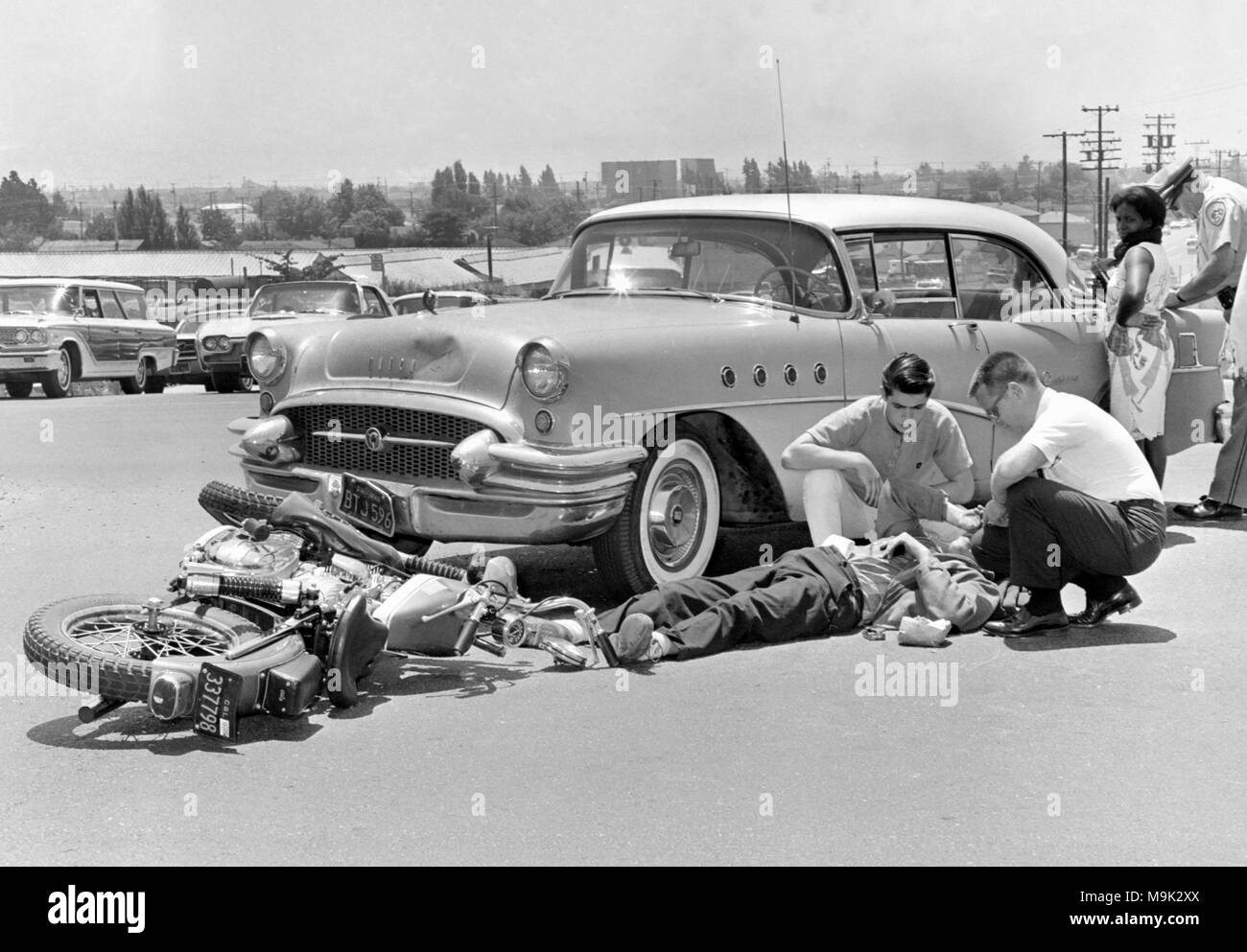 Auto vs incidente motociclistico in California, ca. 1964. Foto Stock