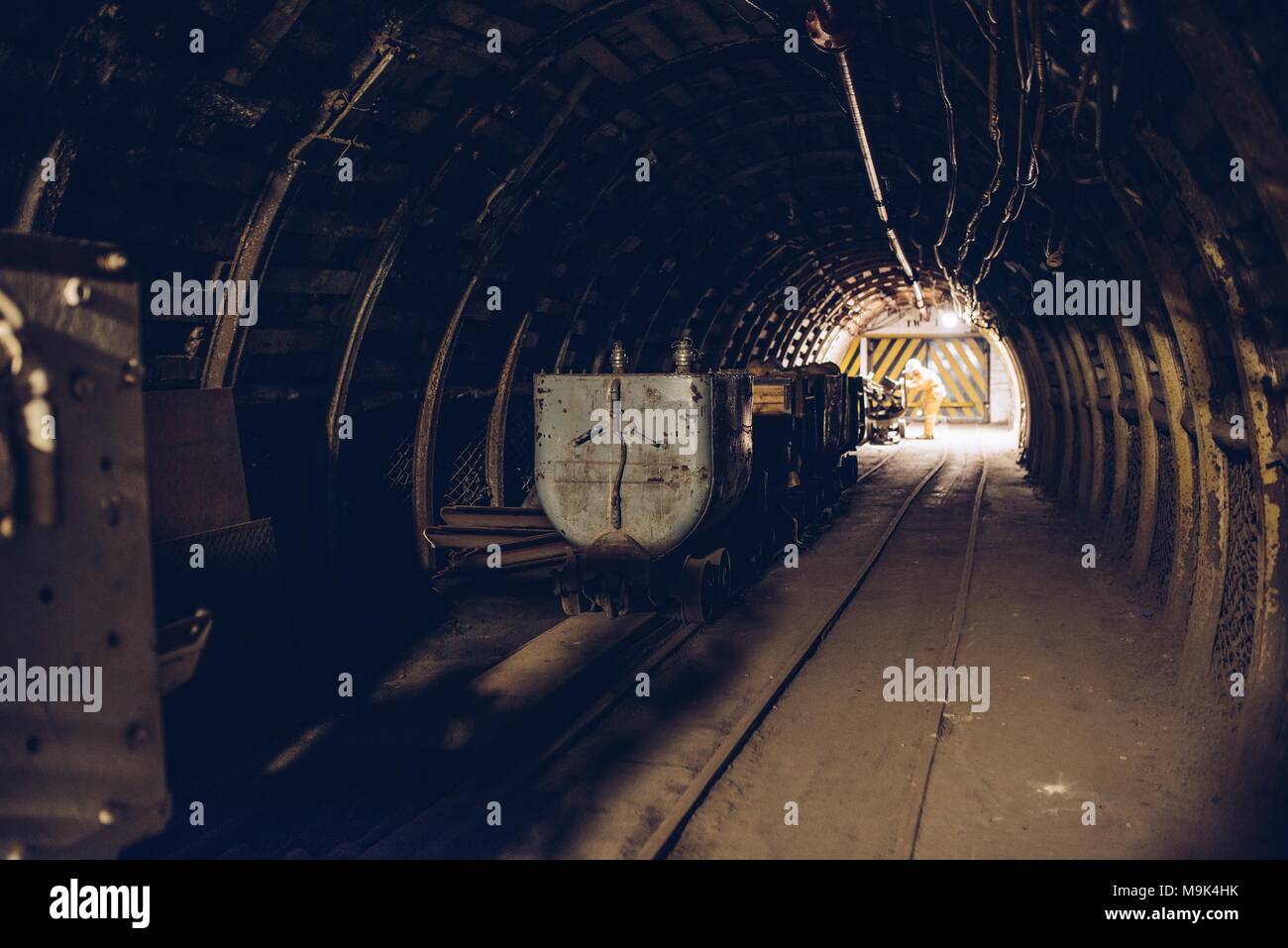 Treno sotterraneo in nero della miniera di carbone di tunnel. Slesia, Polonia Foto Stock