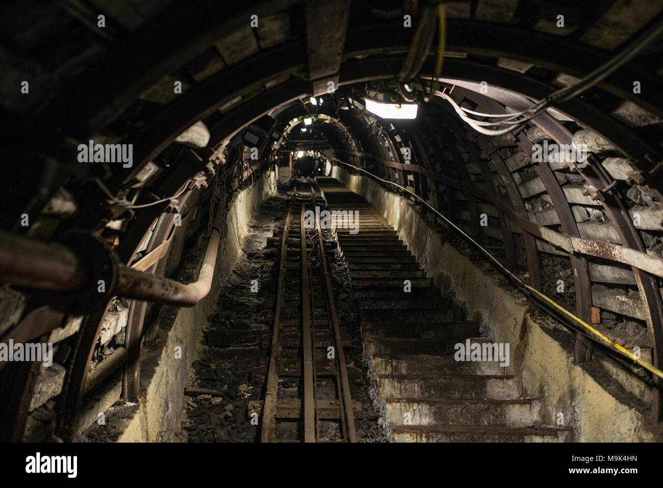 Nero sotterraneo della miniera di carbone con binari. Nero carbone miniera, Slesia, Polonia Foto Stock