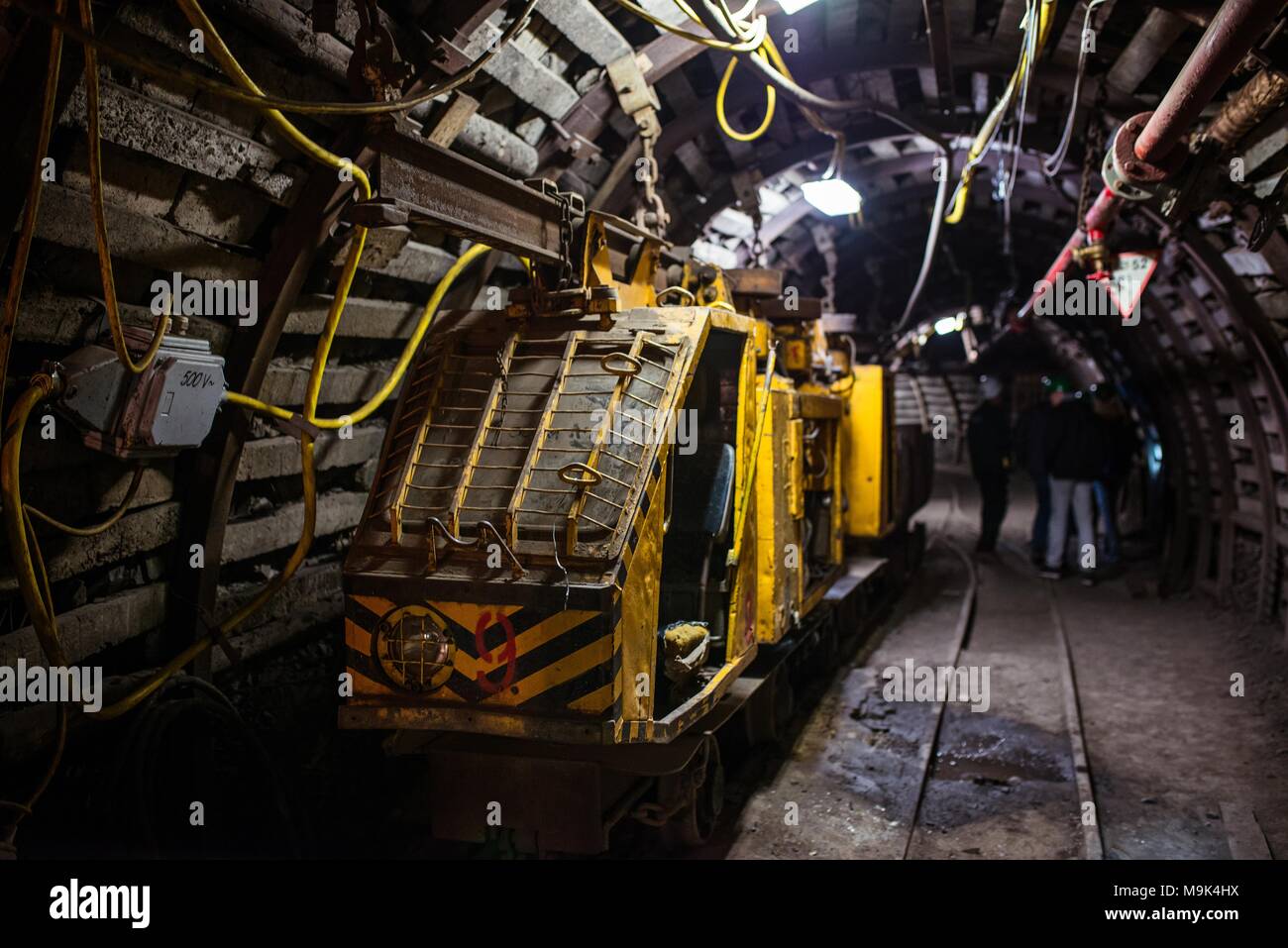 Treno sotterraneo in nero della miniera di carbone di tunnel. Slesia, Polonia Foto Stock