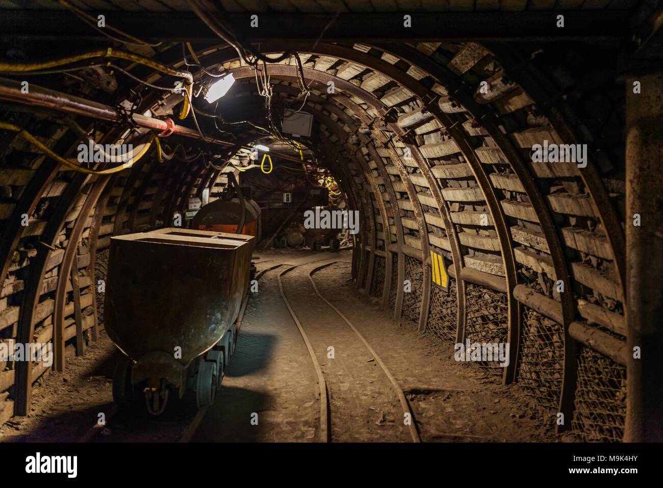 Treno sotterraneo in nero della miniera di carbone di tunnel. Slesia, Polonia Foto Stock