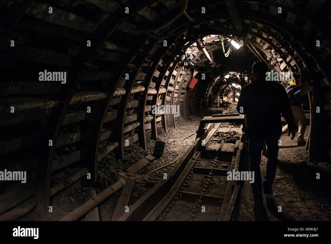 Nero sotterraneo della miniera di carbone con binari. Nero carbone miniera, Slesia, Polonia Foto Stock