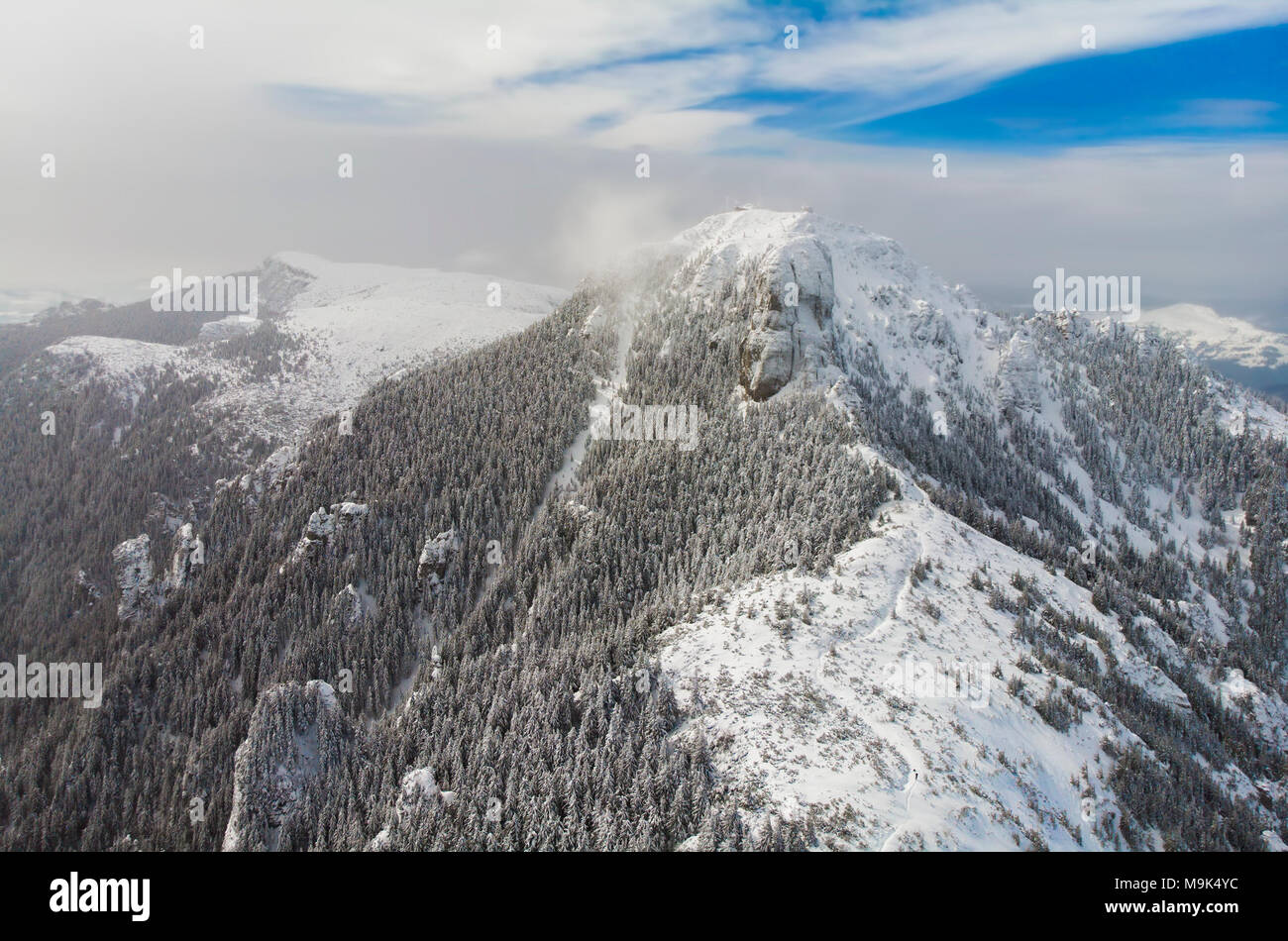 Ceahlau picco nei Carpazi romeni. inverno scena della montagna Foto Stock