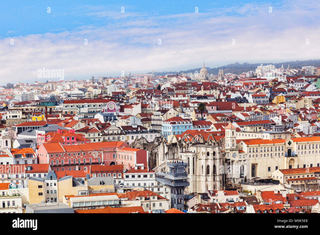 1 Marzo 2013: Lisbona, Portogallo - Una vista della città dal Castello Moresco, con l'Elevador de Santa Justa nel mezzo. Foto Stock