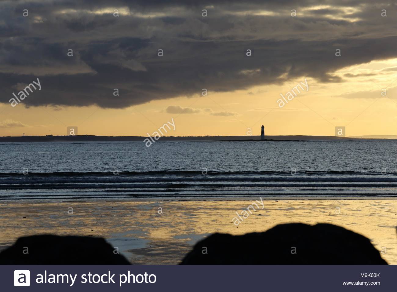 Una bella scena come La giornata volge ad un vicino al villaggio costiero di Rosses Point sulla costa occidentale dell'Irlanda. Credito: reallifephotos / Alamy Foto Stock