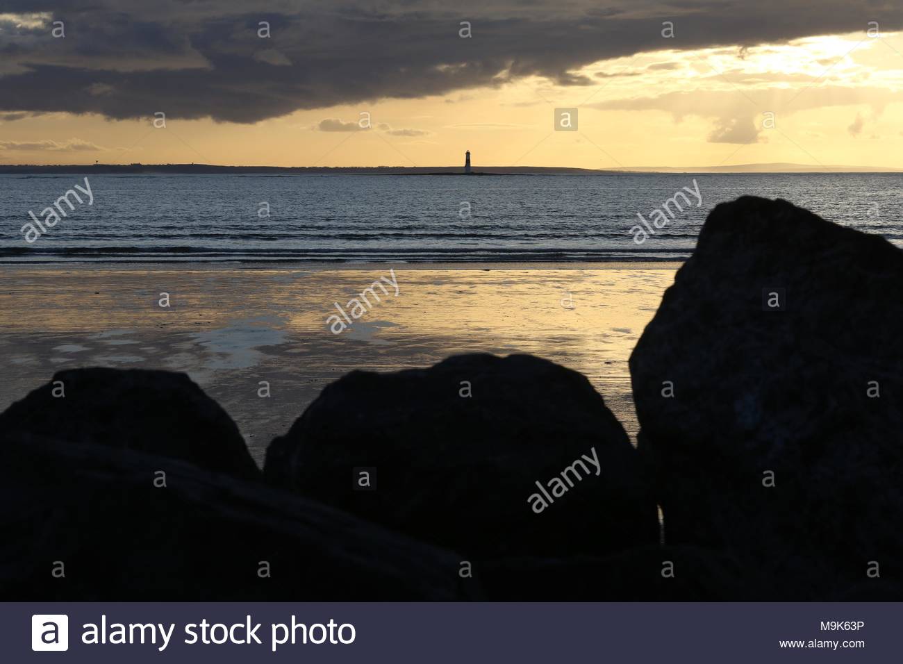 Una bella scena come La giornata volge ad un vicino al villaggio costiero di Rosses Point sulla costa occidentale dell'Irlanda. Credito: reallifephotos / Alamy Foto Stock