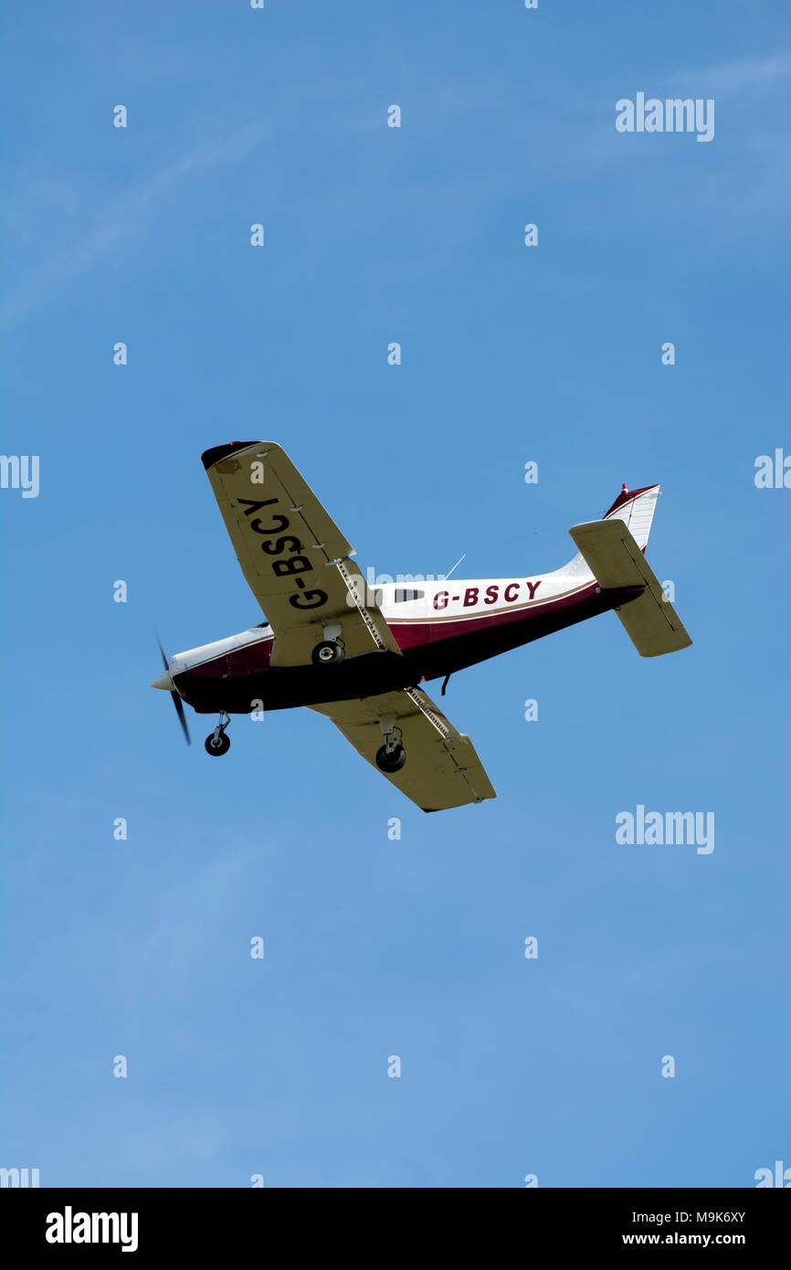 Piper PA-28-151 Cherokee Warrior a Wellesbourne Airfield, Warwickshire, Regno Unito (G-BSCY) Foto Stock