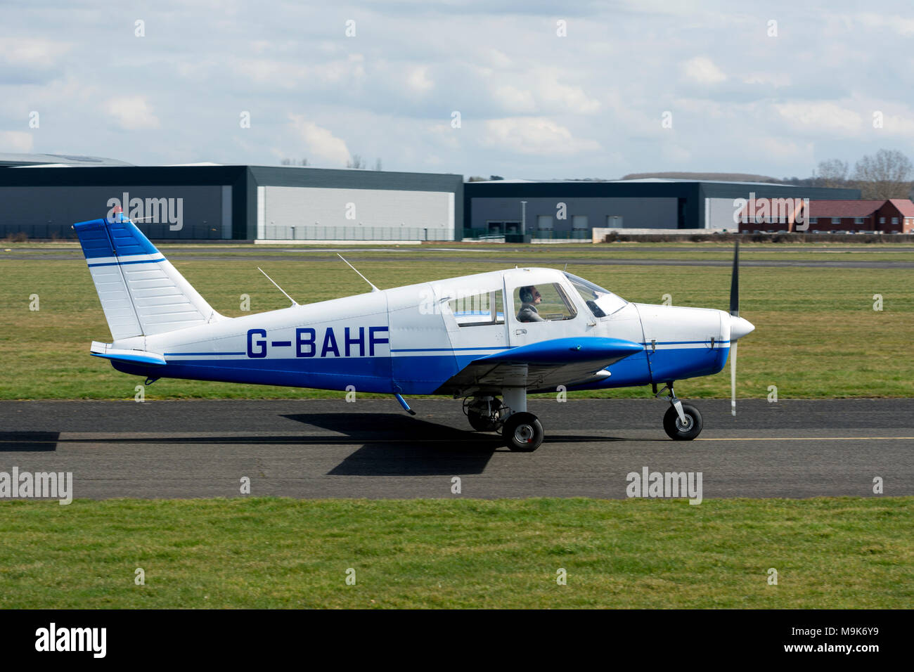 Piper PA-28-140 Cherokee a Wellesbourne Airfield, Warwickshire, Regno Unito (G-BAHF) Foto Stock