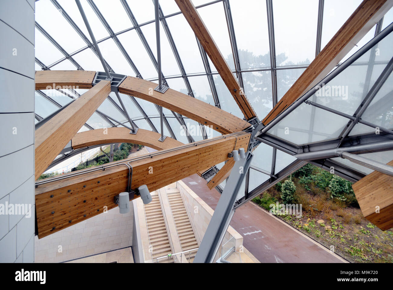 Metallo e tetto in legno stenosi o quadro, Louis Vuitton Fondazione Art Museum & Cultural Center (2006-14) progettato da Frank Gehry, Parigi, Francia Foto Stock